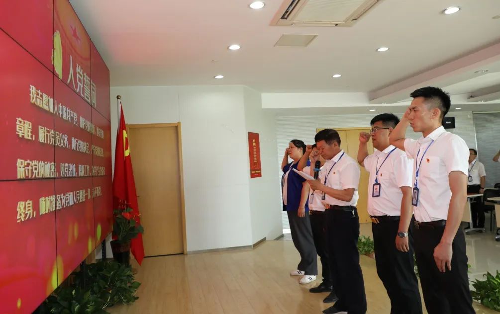 喜迎二十大 奋进新征程丨龙腾召开七一党员大会