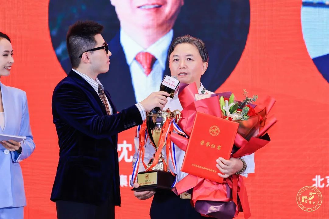 品牌赋能 踔厉引航丨龙腾国际董事局主席沈小平获评“品牌强国年度人物”